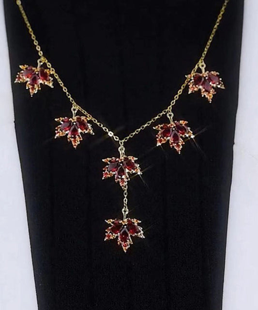 Elegante collar con colgante de hojas de arce de cristal de aleación de cobre rojo