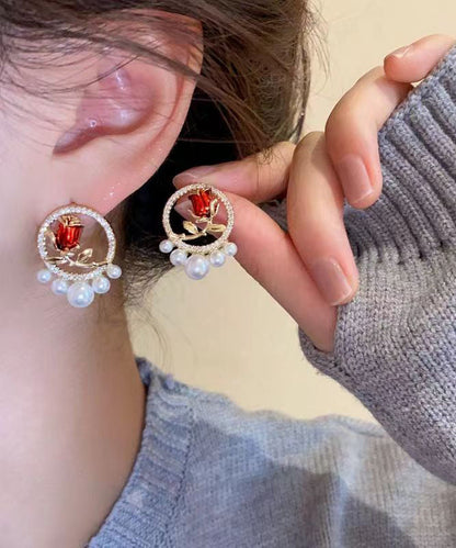 Elegantes pendientes de rosa con perla y circonita de cobre rojo