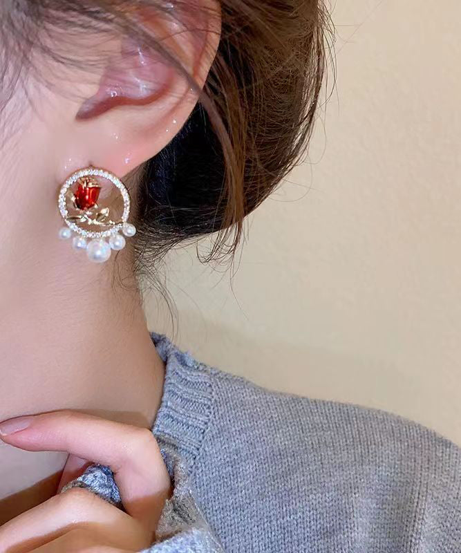 Elegantes pendientes de rosa con perla y circonita de cobre rojo