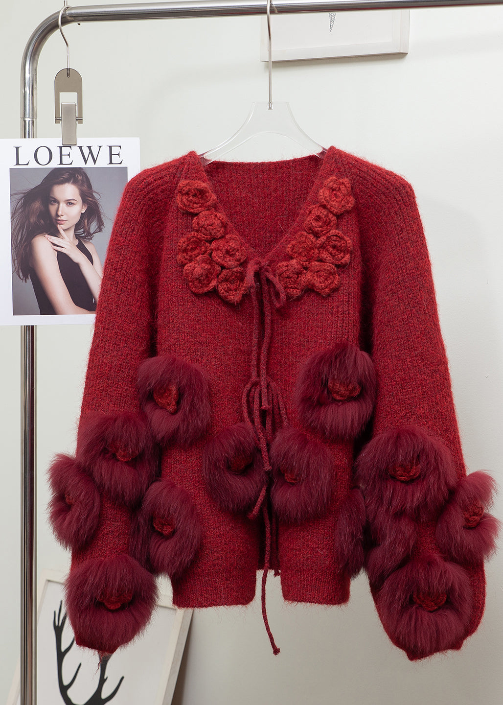 Elegante rote Strickjacke mit Patchwork-Design und Blumenmuster aus Fuchsfell für den Winter