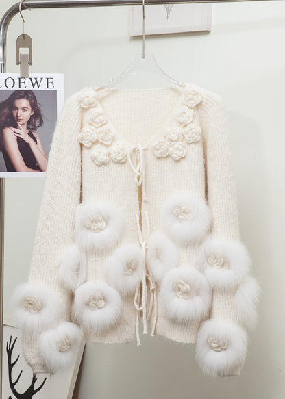 Elegante rote Strickjacke mit Patchwork-Design und Blumenmuster aus Fuchsfell für den Winter