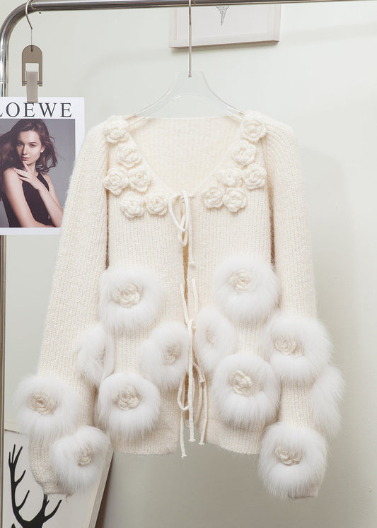 Elegante rote Strickjacke mit Patchwork-Design und Blumenmuster aus Fuchsfell für den Winter