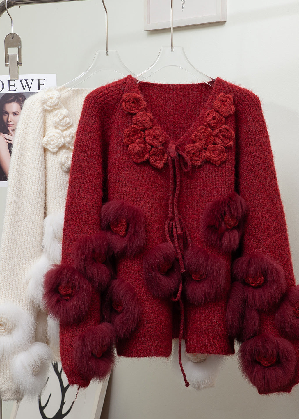 Elegante rote Strickjacke mit Patchwork-Design und Blumenmuster aus Fuchsfell für den Winter
