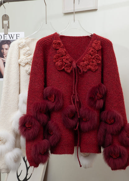 Elegante rote Strickjacke mit Patchwork-Design und Blumenmuster aus Fuchsfell für den Winter