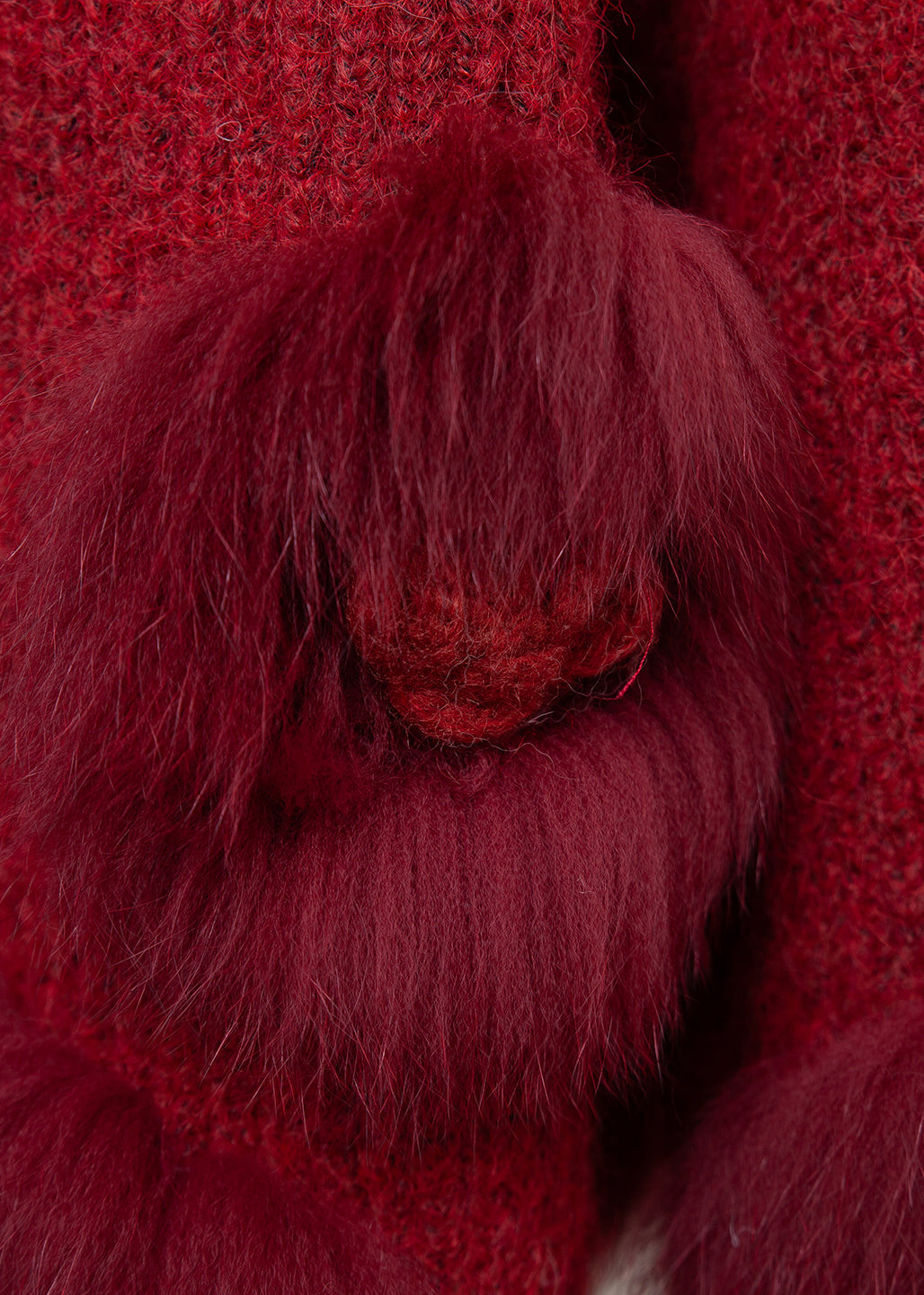 Elegante rote Strickjacke mit Patchwork-Design und Blumenmuster aus Fuchsfell für den Winter