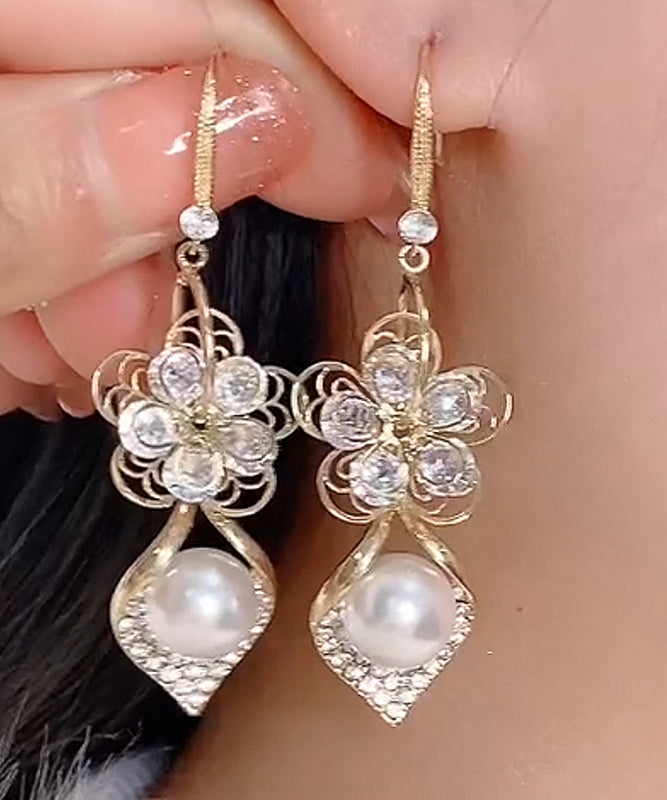 Elegantes pendientes colgantes florales de circonitas doradas en plata de ley roja