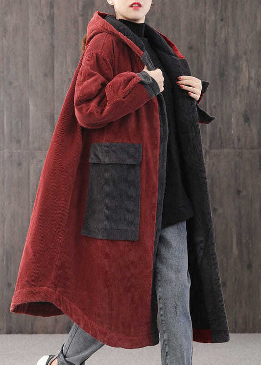 Eleganter roter Wintermantel mit Kapuze und Taschen und Knöpfen, lange Ärmel