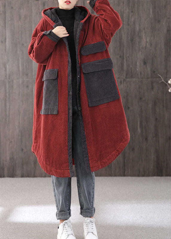 Eleganter roter Wintermantel mit Kapuze und Taschen und Knöpfen, lange Ärmel