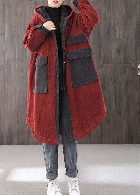 Eleganter roter Wintermantel mit Kapuze und Taschen und Knöpfen, lange Ärmel