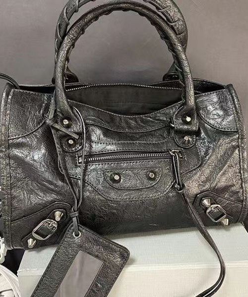 Elegante, vielseitige Handtasche aus rotem Schaffell mit Nieten