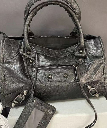 Elegante, vielseitige Handtasche aus rotem Schaffell mit Nieten