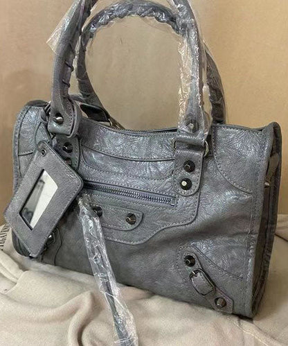 Elegante, vielseitige Handtasche aus rotem Schaffell mit Nieten