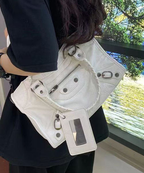 Elegante, vielseitige Handtasche aus rotem Schaffell mit Nieten