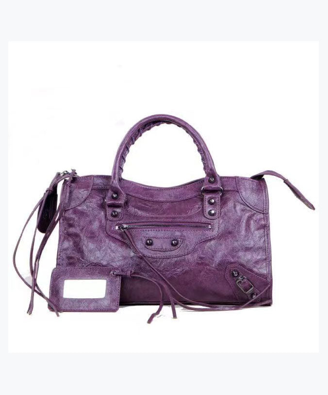 Elegante, vielseitige Handtasche aus rotem Schaffell mit Nieten