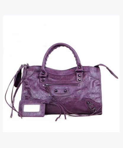 Elegante, vielseitige Handtasche aus rotem Schaffell mit Nieten