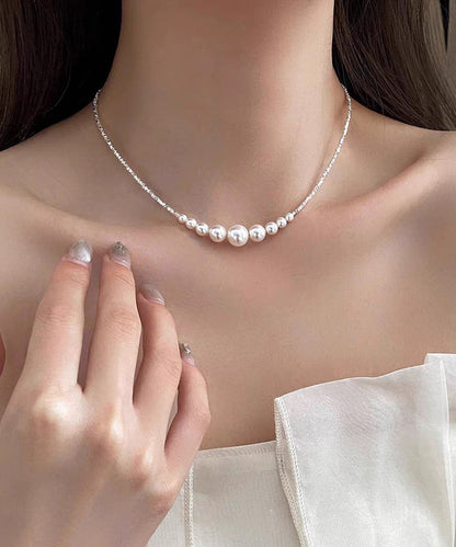 Elegante Halskette mit Anhänger aus weißer Legierung und gebrochenem Silber und Perle