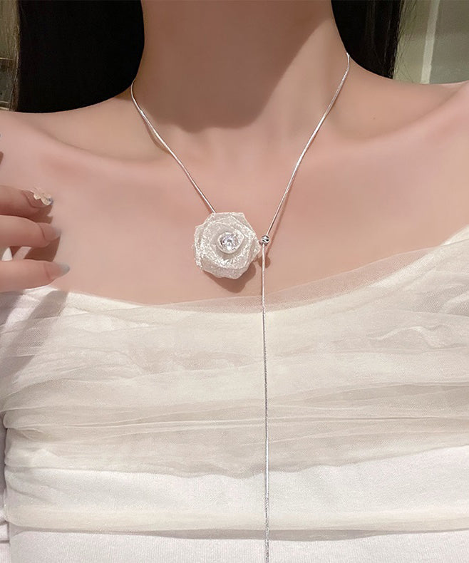 Elegante collar con colgante extraíble de aleación blanca con diseño floral