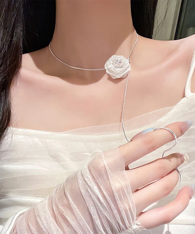 Elegante collar con colgante extraíble de aleación blanca con diseño floral