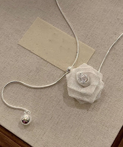 Elegante collar con colgante extraíble de aleación blanca con diseño floral