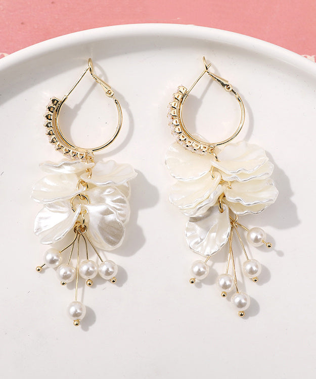 Elegantes pendientes colgantes con borlas florales de perlas y circonitas doradas de aleación blanca