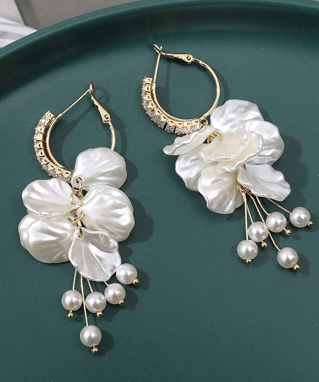 Elegantes pendientes colgantes con borlas florales de perlas y circonitas doradas de aleación blanca