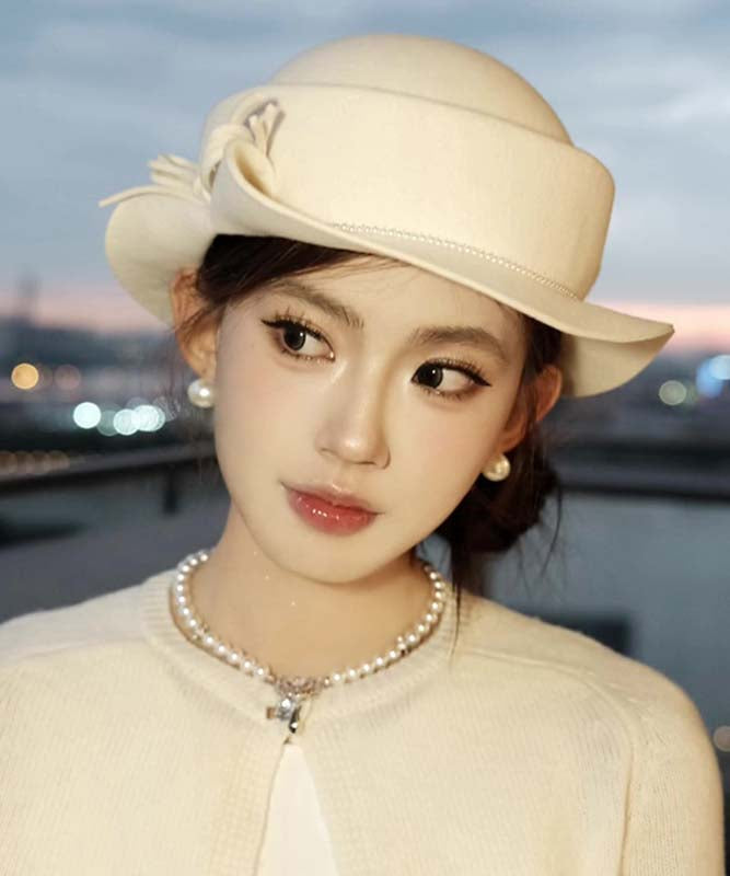 Eleganter weißer Woll-Bucket-Hut mit Schleife und Ziernägeln