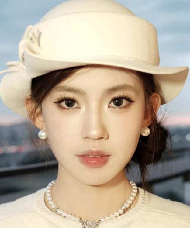 Eleganter weißer Woll-Bucket-Hut mit Schleife und Ziernägeln