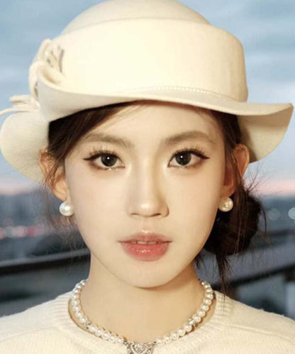 Eleganter weißer Woll-Bucket-Hut mit Schleife und Ziernägeln