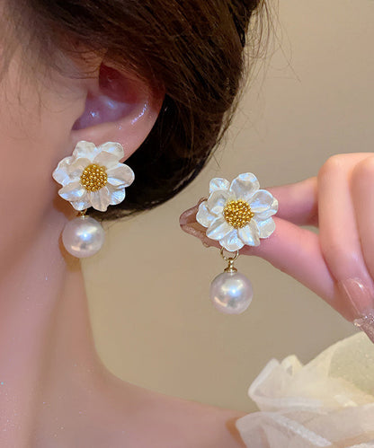 Elegantes pendientes colgantes florales con perlas doradas de cobre blanco