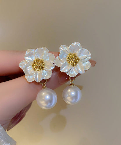 Elegantes pendientes colgantes florales con perlas doradas de cobre blanco