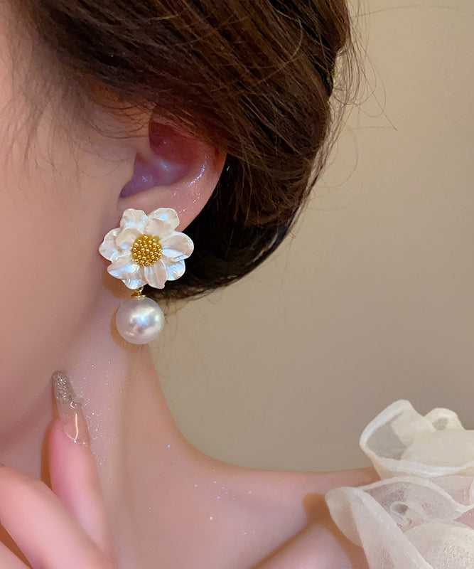 Elegantes pendientes colgantes florales con perlas doradas de cobre blanco
