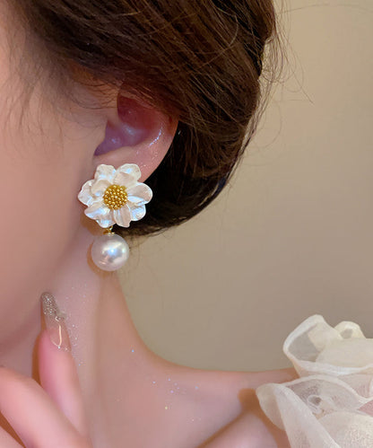 Elegantes pendientes colgantes florales con perlas doradas de cobre blanco
