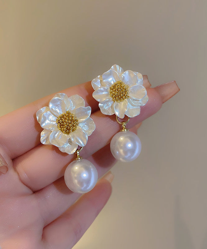 Elegantes pendientes colgantes florales con perlas doradas de cobre blanco