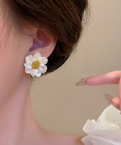 Elegantes pendientes colgantes florales con perlas doradas de cobre blanco
