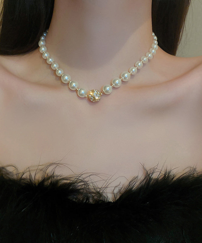 Elegante collar de perlas de cobre blanco y circonitas