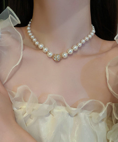 Elegante collar de perlas de cobre blanco y circonitas
