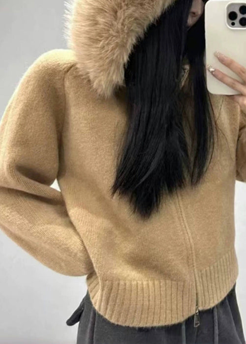 Elegante, weiße Strickmäntel mit Pelzkragen und Reißverschluss für den Winter