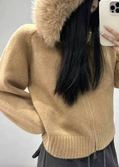 Elegante, weiße Strickmäntel mit Pelzkragen und Reißverschluss für den Winter