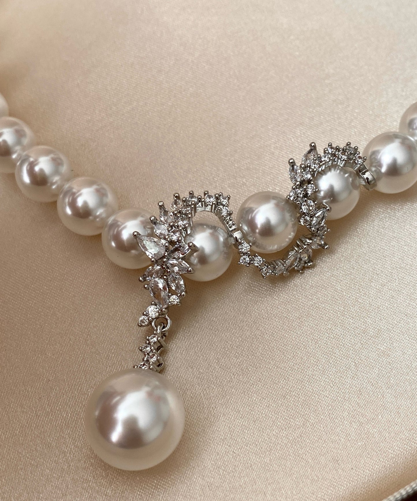 Elegant White Pearl Dragon Pattern Pendant Zircon Silver Choker