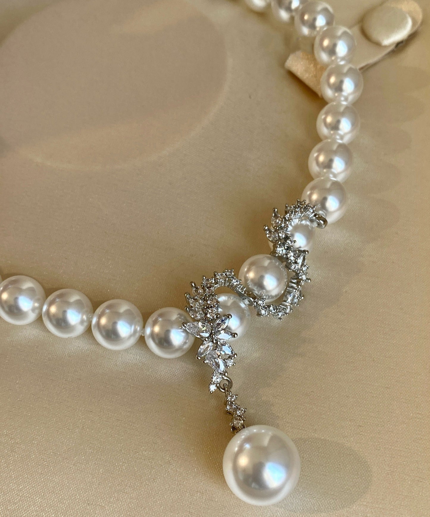 Elegant White Pearl Dragon Pattern Pendant Zircon Silver Choker