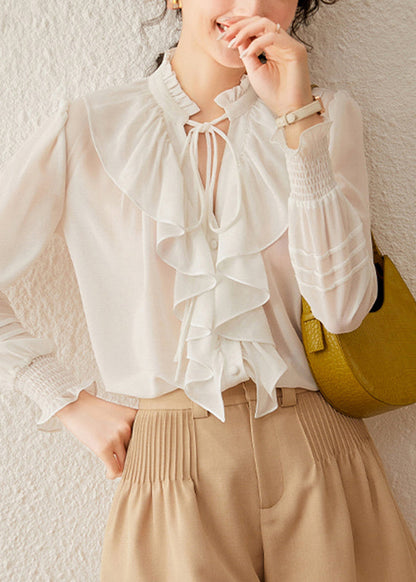 Elegante cuello alto blanco con lazo y mangas farol de encaje