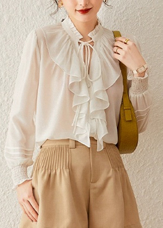 Elegante cuello alto blanco con lazo y mangas farol de encaje