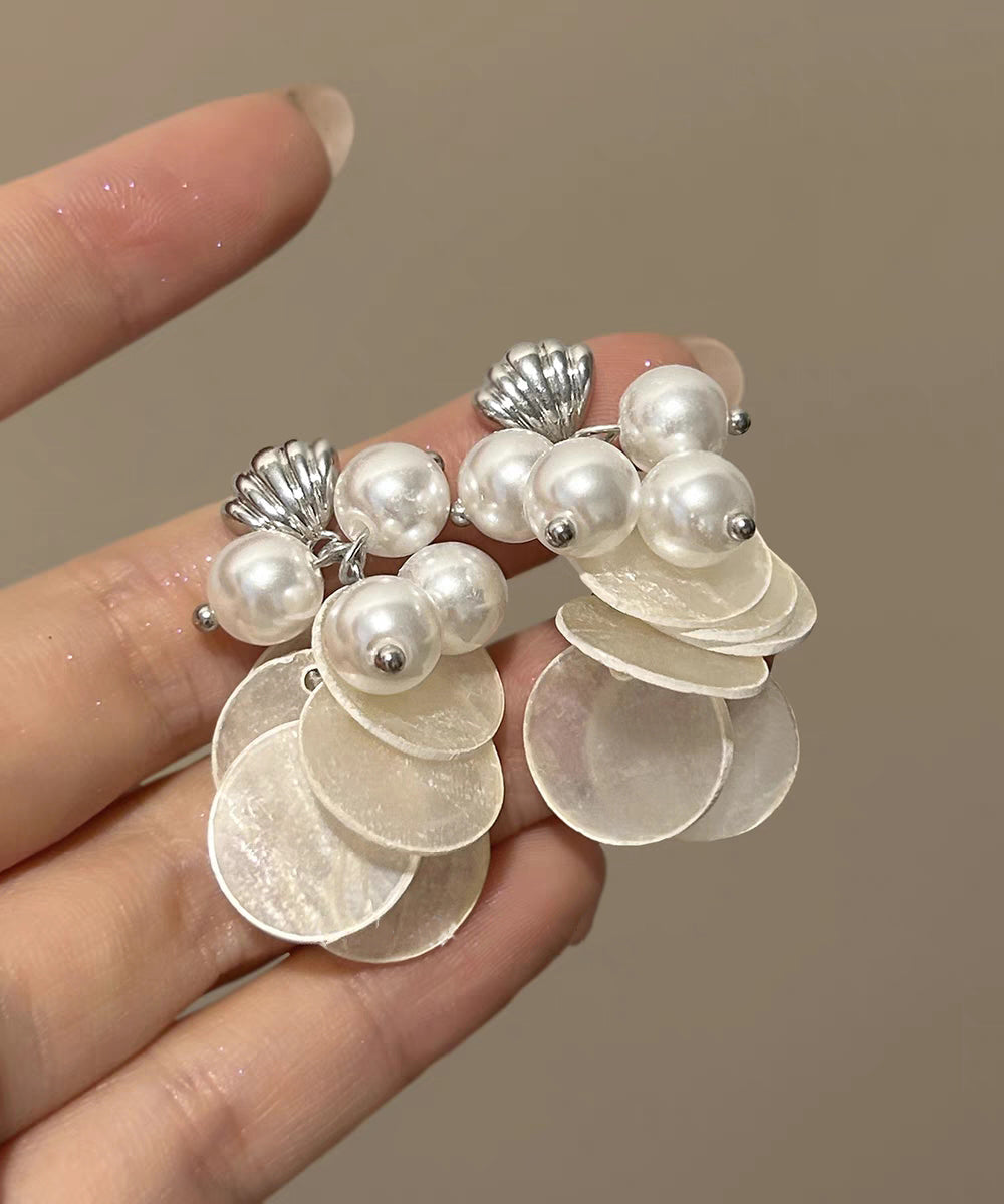 Elegante Ohrstecker aus weißem Sterlingsilber mit Muschelperlen und Quaste