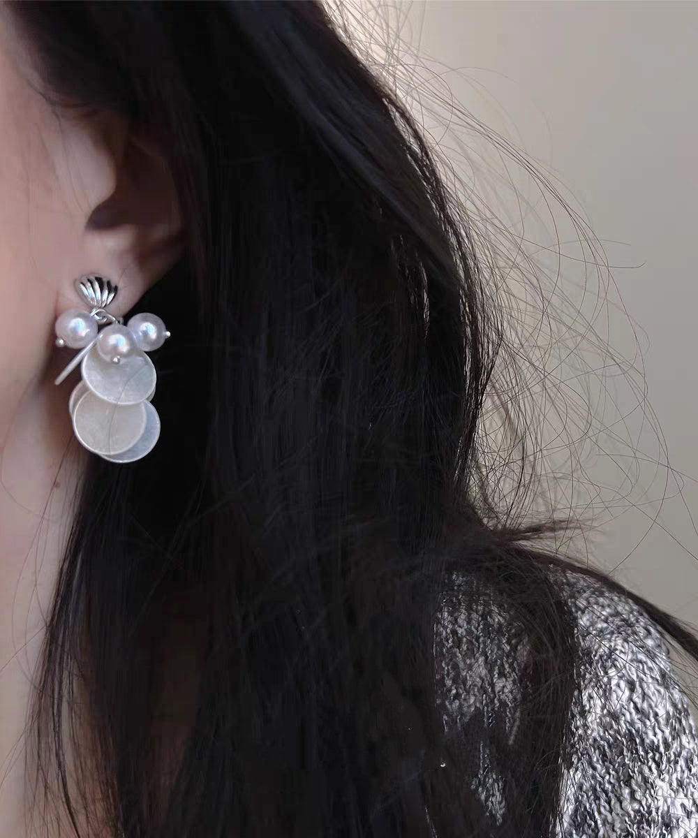 Elegante Ohrstecker aus weißem Sterlingsilber mit Muschelperlen und Quaste