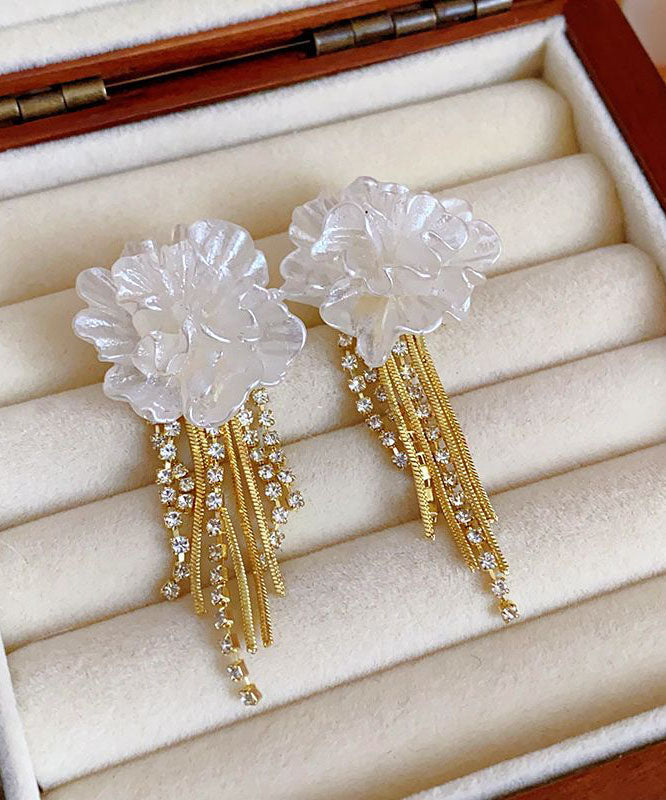 Elegantes pendientes colgantes con borlas florales doradas en plata de ley blanca