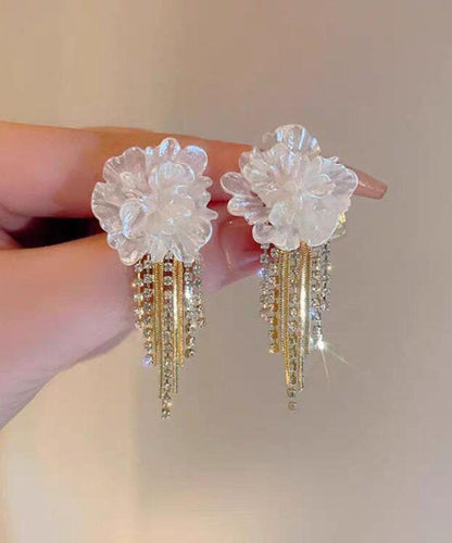 Elegantes pendientes colgantes con borlas florales doradas en plata de ley blanca