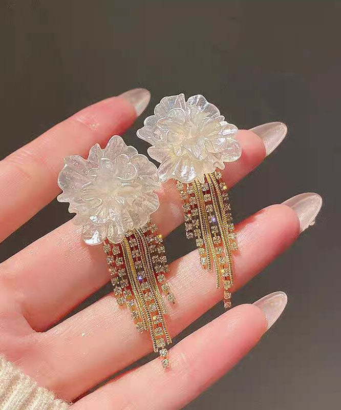 Elegantes pendientes colgantes con borlas florales doradas en plata de ley blanca
