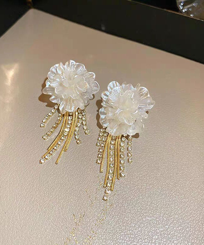 Elegantes pendientes colgantes con borlas florales doradas en plata de ley blanca