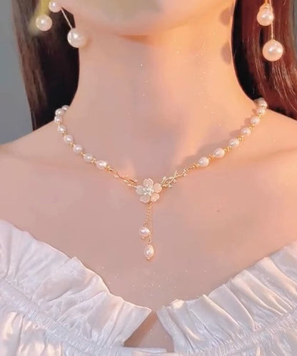 Elegante collar con colgante de borla floral en plata de ley blanca dorada