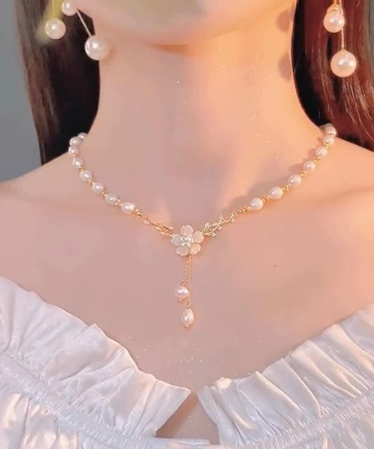 Elegante collar con colgante de borla floral en plata de ley blanca dorada